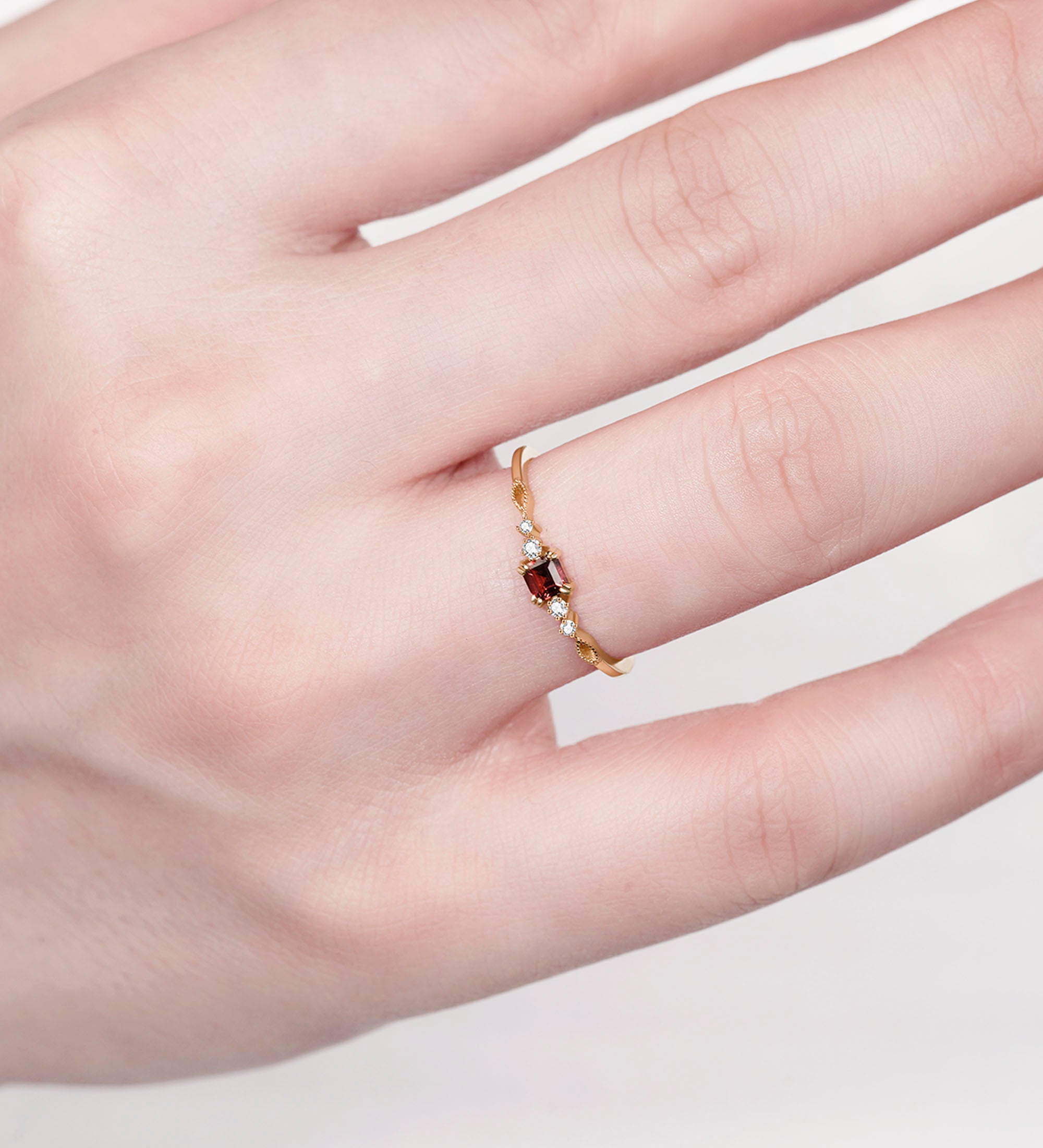 Garnet Diamond ring - Miwanna