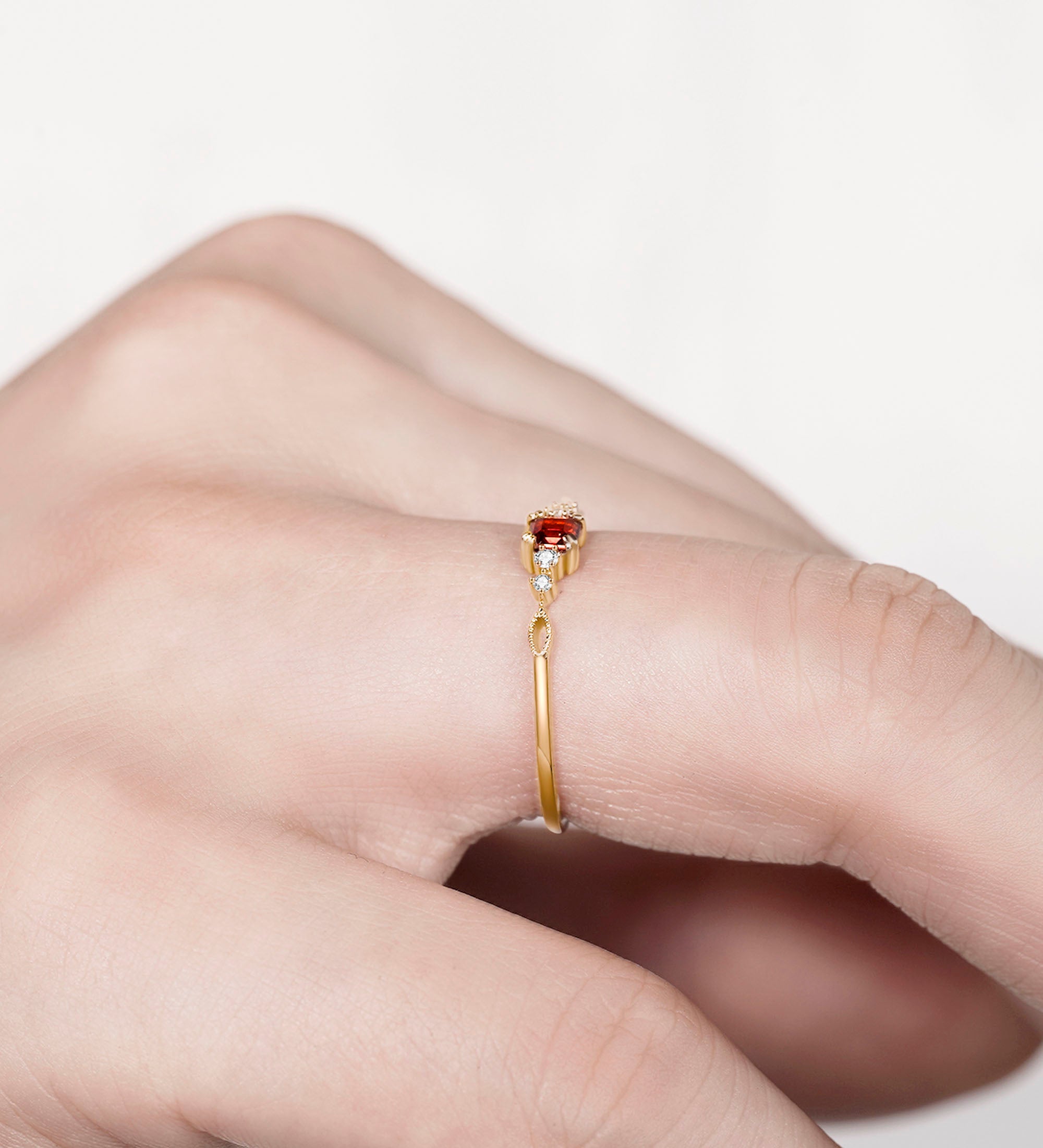 Garnet Diamond ring - Miwanna