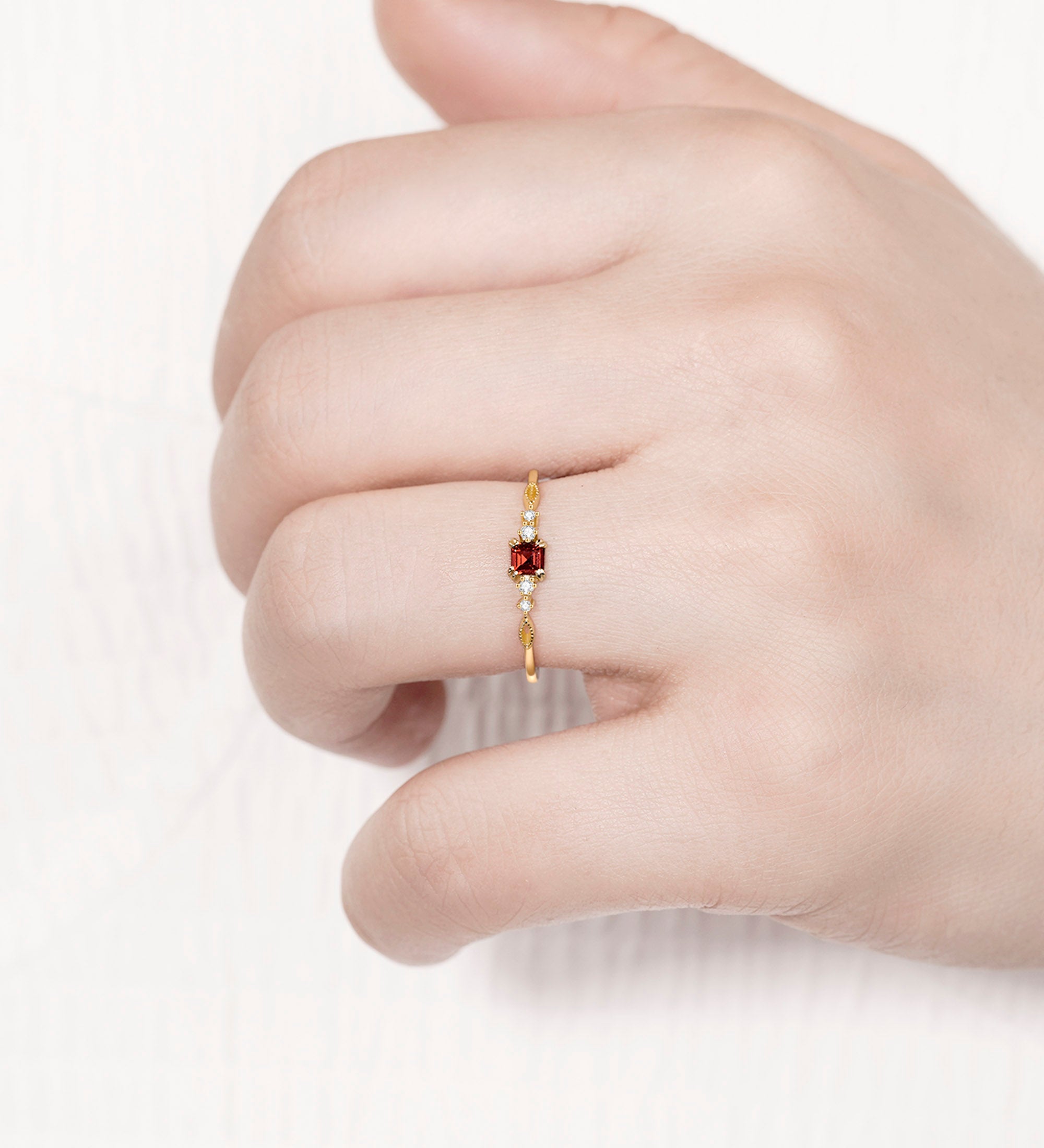 Garnet Diamond ring - Miwanna